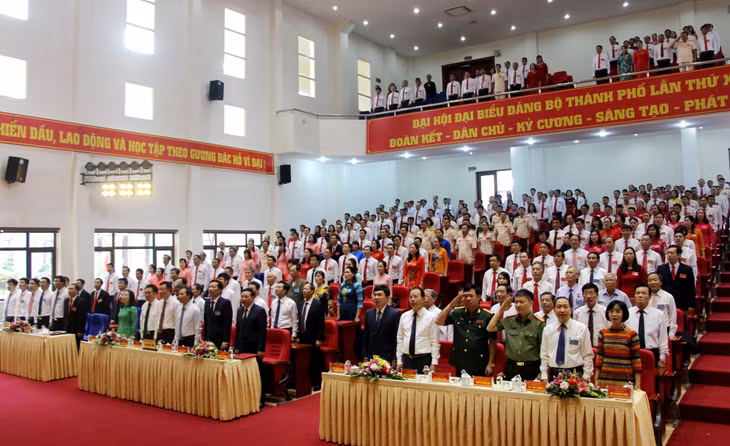Các đại biểu làm lễ chào cờ