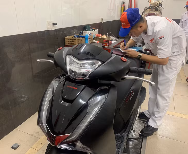 Honda SH 2019 chuẩn bị giao cho khách. Ảnh: Huy Mạnh