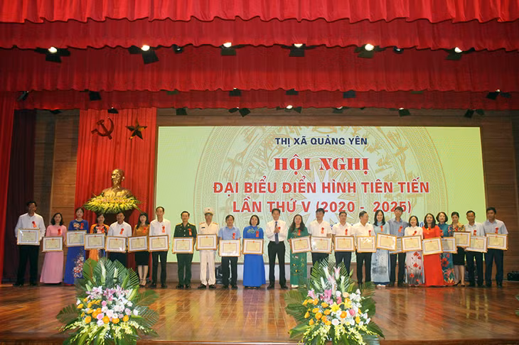 Nhân dịp này, UBND thị xã biểu dương, khen thưởng 26 tập thể và 83 cá nhân có thành tích xuất sắc trong các phong trào thi đua yêu nước giai đoạn 2015 – 2020.