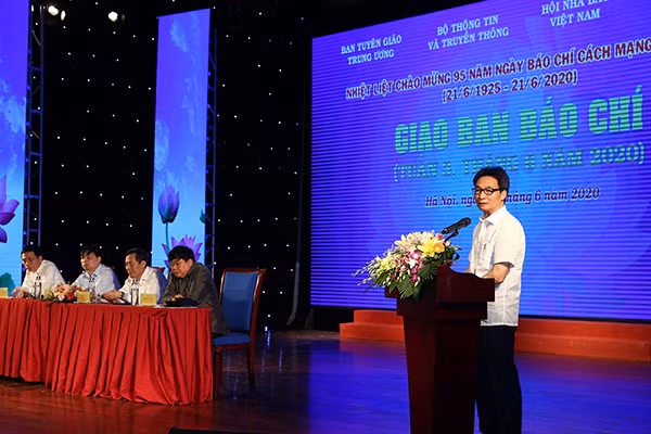 Phó Thủ tướng Vũ Đức Đamgửi lời chúc mừng tốt đẹp nhất đến đội ngũ những người làm báo trong cả nước. ẢNh: VGP/Đình Nam