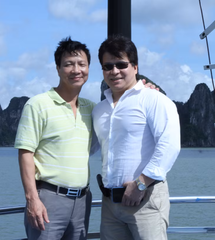 NSND Tống Toàn Thắng (bên phải) trên Vịnh Hạ Long.