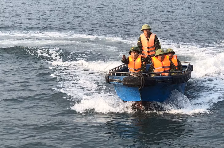  Cán bộ, chiến sĩ Đồn BPCK cảng Cẩm Phả tuần tra, kiểm soát trên vùng biển đơn vị phụ trách.