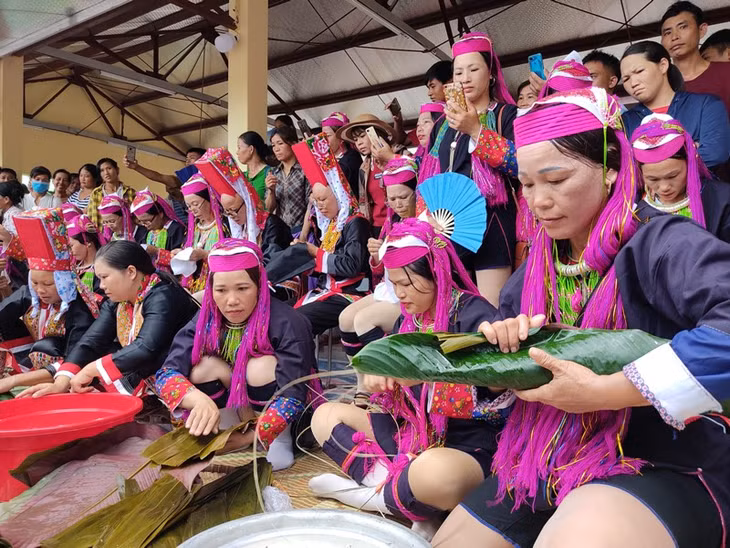 Thi Gói bánh và thi thêu trang phục dân tộc