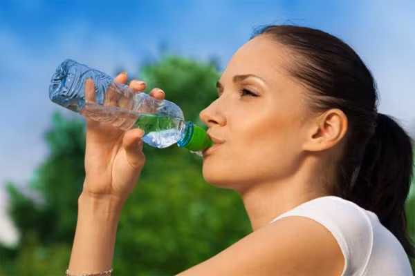 Nếu bạn uống đủ nước, sức khỏe tốt, nước tiểu sẽ có màu vàng nhạt. Ảnh: Medical News Today