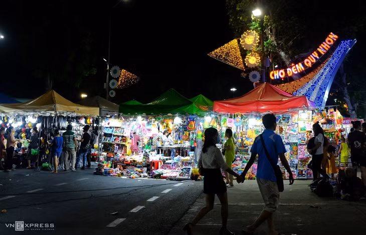 Chợ đêm Quy Nhơn Chợ nằm dọc đường Lê Duẩn, bên cạnh Nhà văn hóa Lao Động của TP Quy Nhơn, tổ chức từ 19 - 22h mỗi tối, chợ chủ yếu bày bán các mặt hàng quần áo, đồ lưu niệm, đồ chơi... phù hợp cho du khách muốn mua sắm đồ đi chơi, chống nắng hay tắm biển. Ảnh: Khánh Trần.