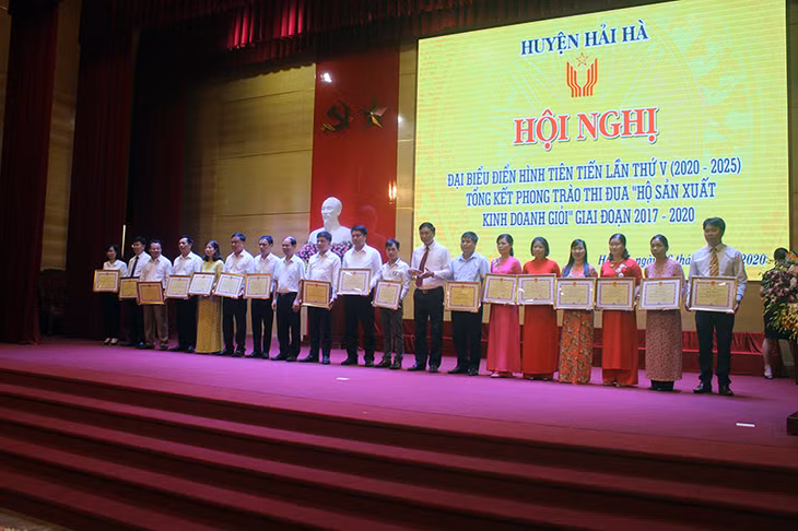 Huyện Hải Hà trao tặng các bằng khen của UBND tỉnh và khen thưởng cho các tập thể, cá nhân có thành tích xuất sắc trong các phong trào thi đua