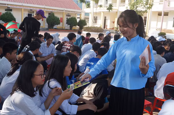 Phát tờ rơi tuyên truyền về sức khoẻ sinh sản tại buổi ngoại khoá “Tìm hiểu chính sách pháp luật, kiến thức về mất cân bằng giới tính khi sinh