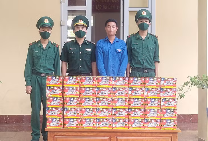 Đối tượng và tang vật bị BĐBP bắt giữ. 