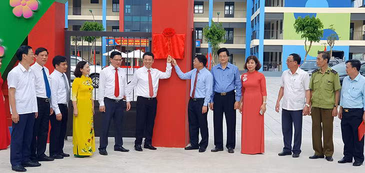 Gắn biển công trình chào mừng Đại hội Đảng bộ thành phố trường mầm non Cẩm Bình