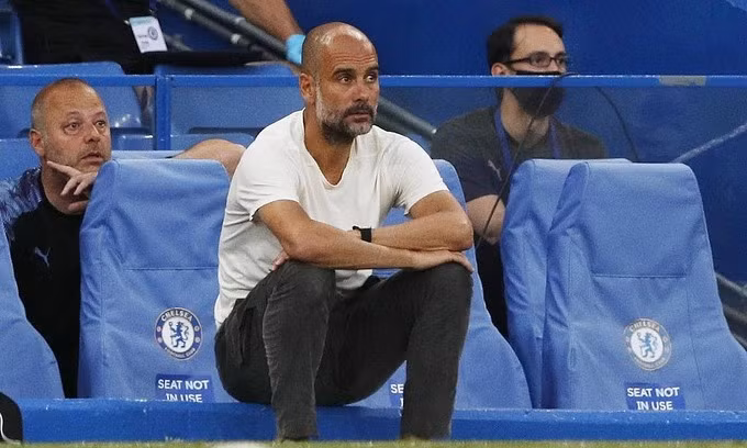 Guardioila thẫn thờ nhìn Man City biến thành cựu vương. Ảnh: Reuters.