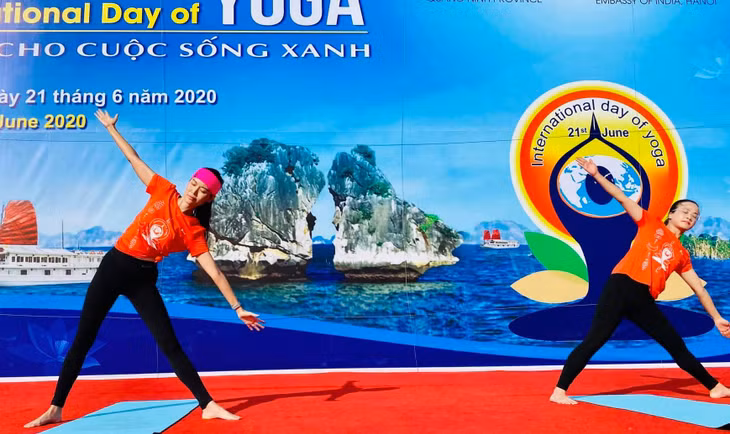 Hoa hậu Việt Nam năm 1994 Thủy thể hiện bài yoga.