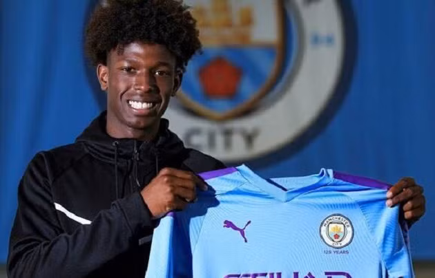  Correia đến Man City hồi năm ngoái.