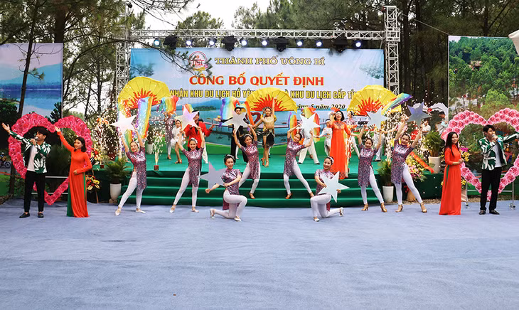Tiết mục văn nghệ chào mừng sự kiện công bố Khu du lịch cấp tỉnh hồ Yên Trung.