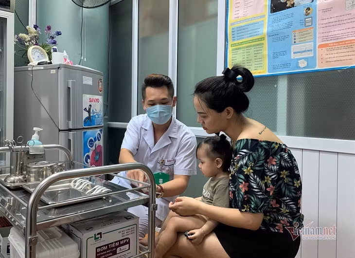 Việc đưa trẻ đi tiêm chủng đúng và đủ là biện pháp quan trọng phòng bệnh bạch hầu và nhiều bệnh nguy hiểm khác