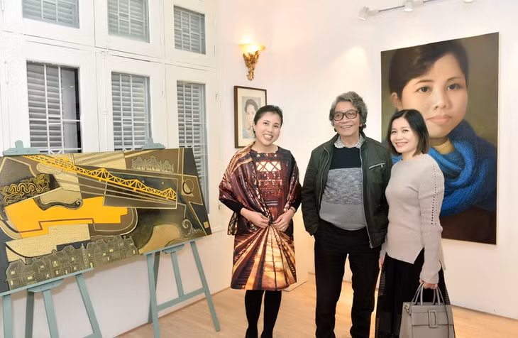 Nhạc sĩ Phó Đức Phương (giữa) và con gái Phó Vũ Thư (phải). (Ảnh: FBNV)