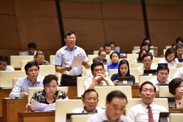 Đại biểu Quốc hội phát biểu trên Hội trường tại Kỳ họp thứ 9