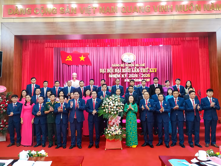 Ban Chấp hành Đảng bộ huyện Ba Chẽ, khóa XXV ra mắt Đại hội.