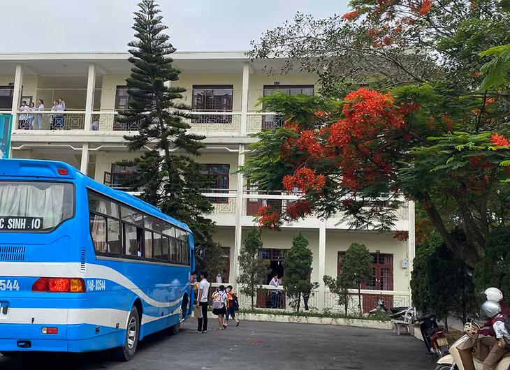 Xe đưa đón học sinh tại Trường TH, THCS & THPT Nguyễn Bỉnh Khiêm, TP Hạ Long.