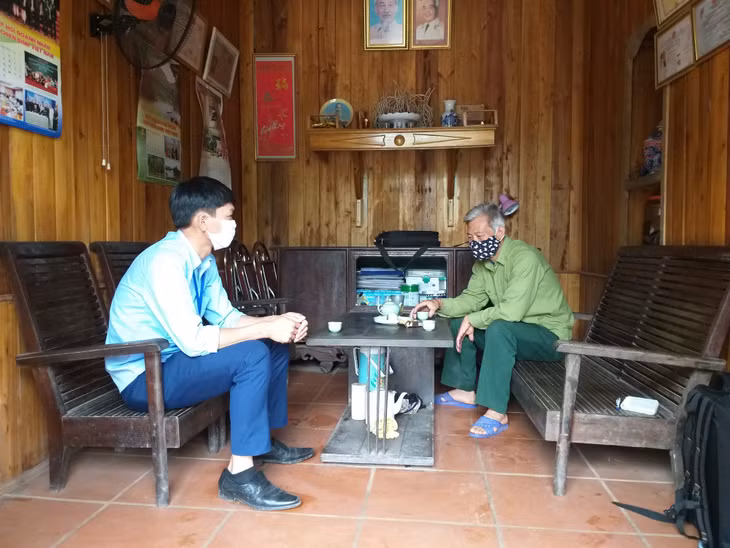 Cán bộ MTTQ xã Đài Xuyên tuyên truyền và nắm bắt tình hình đời sống nhân dân trên địa bàn trong thời gian phòng chống dịch bệnh.