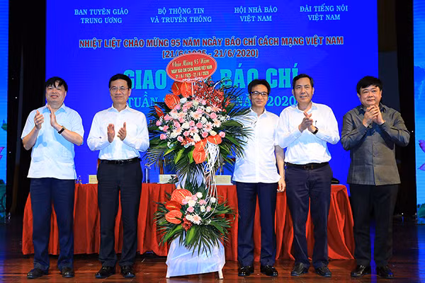 Phó Thủ tướng Vũ Đức Đam tặng lẵng hoa chúc mừng Ngày Báo chí Cách mạng Việt Nam. Ảnh: VGP