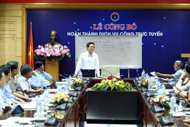 Phó Thủ tướng Vũ Đức Đam nghe báo cáo về công tác nghiên cứu, sản xuất sinh phẩm xét nghiệm (kit thử) virus SARS-CoV-2; vaccine phòng, chống COVID-19. (Ảnh: VGP)