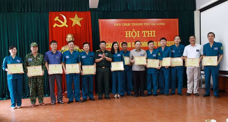Các thí sinh được cấp giấy chứng nhận đã tham gia hội thi cán bộ giảng dạy chính trị năm 2020.