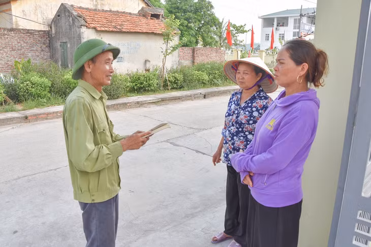 Trưởng Ban công tác mặt trận khu Mễ Xá 3 (bên trái), phường Hưng Đạo, TX Đông Triều, nắm tình hình ý kiến nhân dân về công tác thực hiện QCDC ở cơ sở.