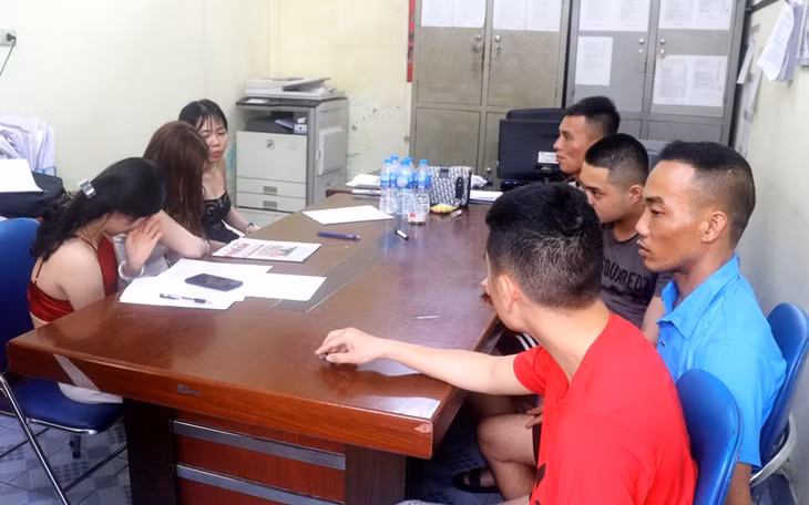 7 đối tượng tại cơ quan điều tra sau khi bị phát hiện đang sử dụng ma túy tại quán karaoke Tùng Yến (TX Quảng Yên)