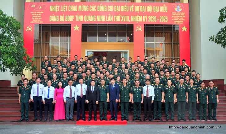 Các đồng chí lãnh đạo tỉnh và đại biểu về dự Đại hội chụp ảnh lưu niệm.