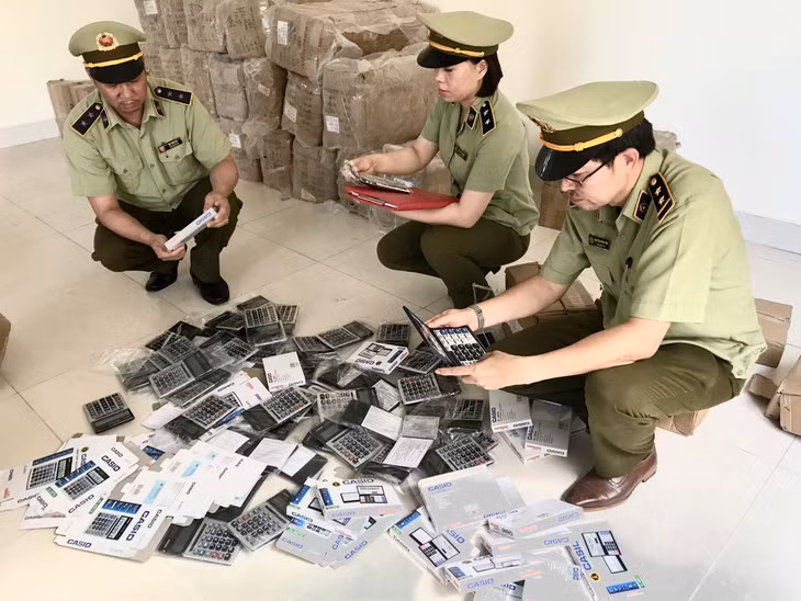 Phát hiện 3 kho hàng lậu, hàng giả ở Móng Cái ảnh 1 Phát hiện 3 kho hàng lậu, hàng giả ở Móng Cái ảnh 1