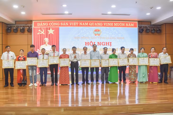 Lãnh đạo hội Nông dân tỉnh trao bằng khen cho