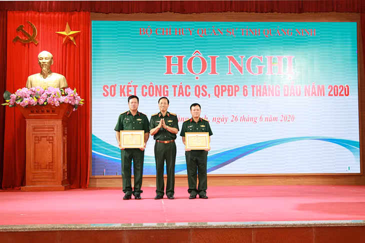 Tập thể Bộ CHQS tỉnh và cá nhân đồng chí Thượng tá Khúc Thành Dư, Phó Chỉ huy trưởng, Tham mưu trưởng Bộ CHQS tỉnh nhận Bằng khen của Bộ trưởng Bộ Quốc phòng vì đã có thành tích xuất sắc trong. thực hiện nhiệm vụ tham gia phòng, chống dịch Covid-19