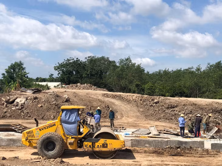 Nhà thầu thi công đường cống thoát nước tuyến đê Hà Nam, TX Quảng Yên. Ảnh chụp tháng 5/2020. ,