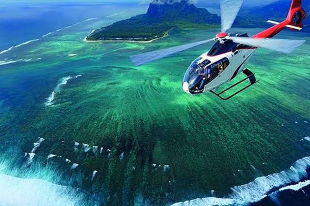 Cảnh quan thác nước luôn rất ngoạn mục, nhưng điều tạo nên sự đặc sắc không thể bỏ qua từ thác nước dưới biển này là do ảo ảnh quang học đầy mê hoặc tạo ra.
