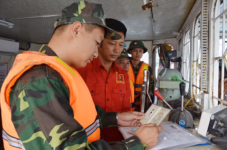  Cán bộ, chiến sĩ Đồn BPCK cảng Cẩm Phả kiểm tra hành chính một phương tiện trên địa bàn đơn vị phụ trách.