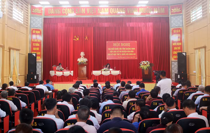 Quang cảnh buổi tiếp xúc cử tri của ĐBQH Ngô Thị Minh tại huyện Vân Đồn.