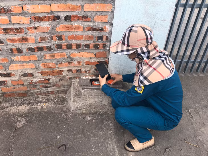 Nhân viên Công ty CP nước sạch Quảng Ninh kiểm tra mức công suất sử dụng nước của các hộ dân tại phường Thanh Sơn, TP Uông Bí.