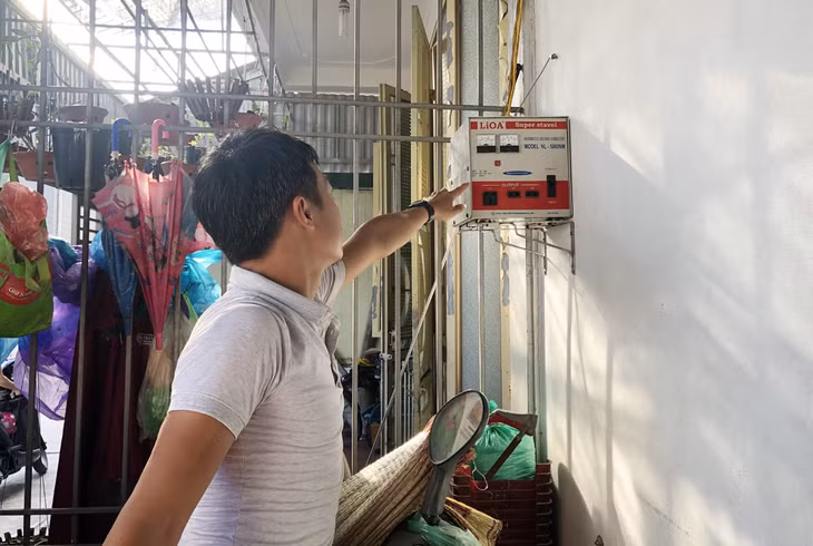 Hầu hết các hộ dân ở tổ 12, khu 2, phường Hà Khánh, TP Hạ Long đều trang bị ổn áp nguồn điện.