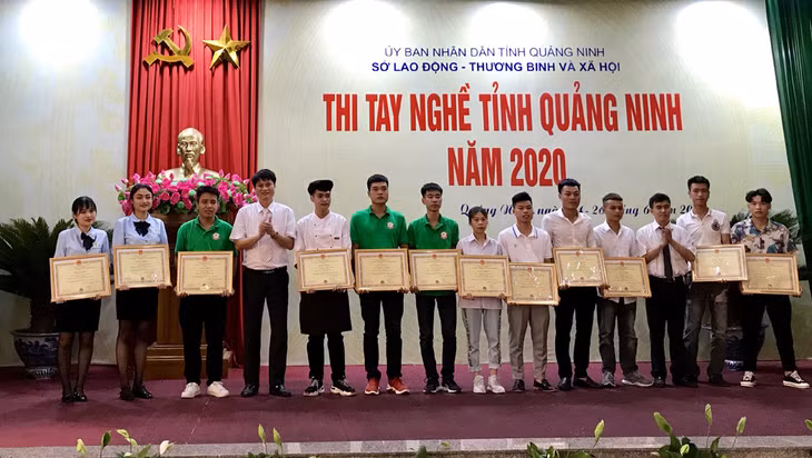 Các thí sinh được nhận giải tại Hội thi tay nghề Quảng Ninh năm 2020.