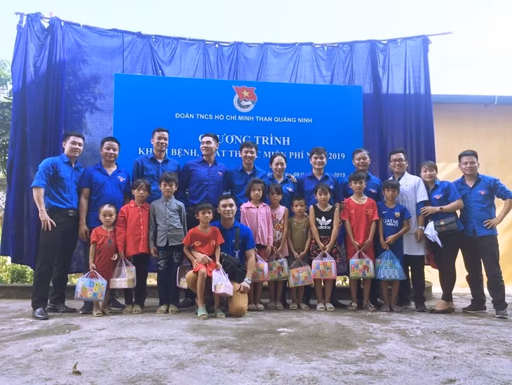 Đoàn Than Quảng Ninh Đoàn Thanh niên Than Quảng Ninh tổ chức Chương trình khám bệnh, cấp phát thuốc miễn phí cho trẻ em ở xã Quảng Lâm (huyện Hải Hà) năm 2019