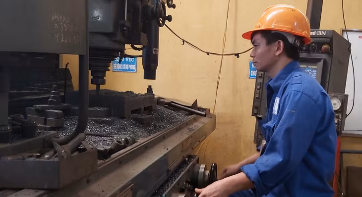 Anh Trần Văn Thắng, Công ty CP gạch ngói Đất Việt vừa được Tổng LĐLĐ Việt Nam cấp bằng Lao động sáng tạo.
