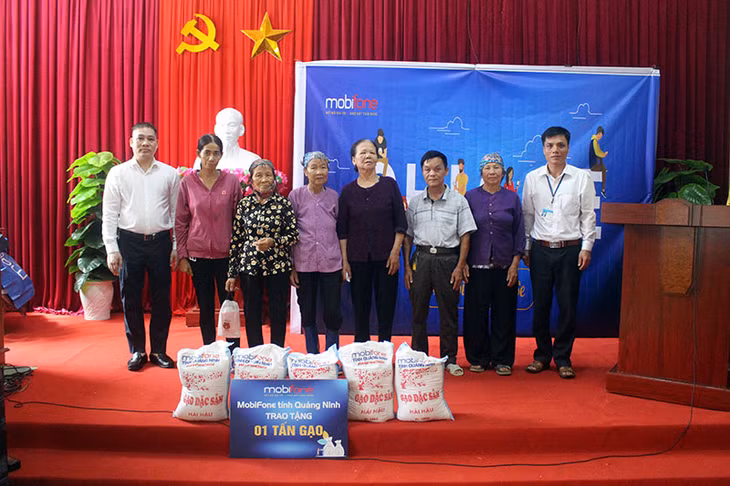 Mobifone tỉnh Quảng Ninh trao tặng 01 tấn gạo cho những hộ gia đình có hoàn cảnh khó khăn tại xã Quảng Thịnh