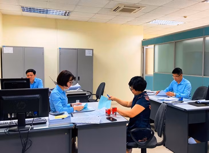 Cán bộ Ngân hàng Vietinbank Chi nhánh Quảng Ninh hướng dẫn khách hàng doanh nghiệp một số thủ tục về miễn, giảm lãi suất do ảnh hưởng từ dịch Covid-19.