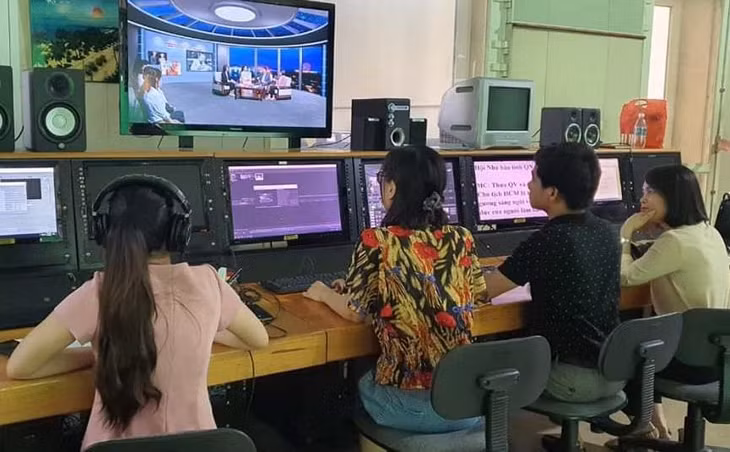 Phóng viên Trung tâm Truyền thông tỉnh đang tác nghiệp.