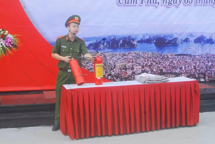 Cán bộ Phòng Cảnh sát PCCC số 2 tuyên truyền PCCC, hướng dân thựcf hành dùng bình chữa cháy cho người dân phường Cẩm Bình.