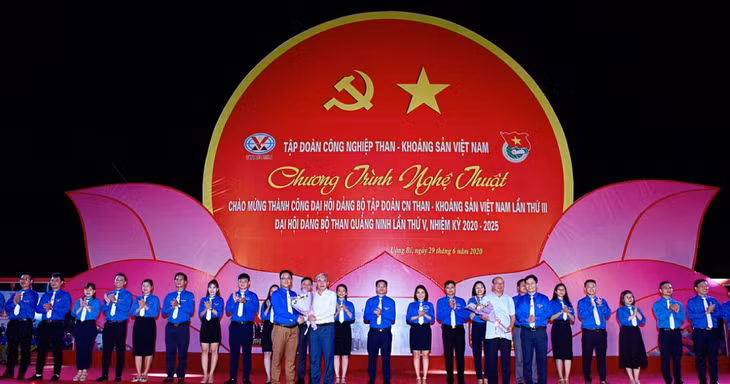Tuổi trẻ ngành Than tặng hoa chúc mừng Bí thư Đảng bộ Tập đoàn Công nghiệp Than - Khoáng sản Việt Nam va Bí thư Đảng bộ than Quảng Ninh.