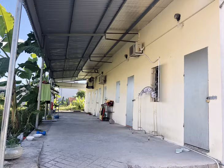 Các hộ dân ở đây đều có điều hòa nhưng không sử dụng được do nguồn điện quá yếu.