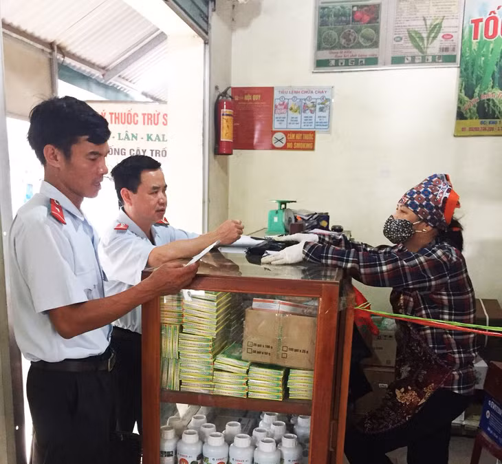 Cán bộ Chi cục Trồng trọt và Bảo vệ thực vật kiểm tra việc chấp hành quy định pháp luật trong kinh doanh phân bón thuốc bảo vệ thực vật trên địa bàn. 