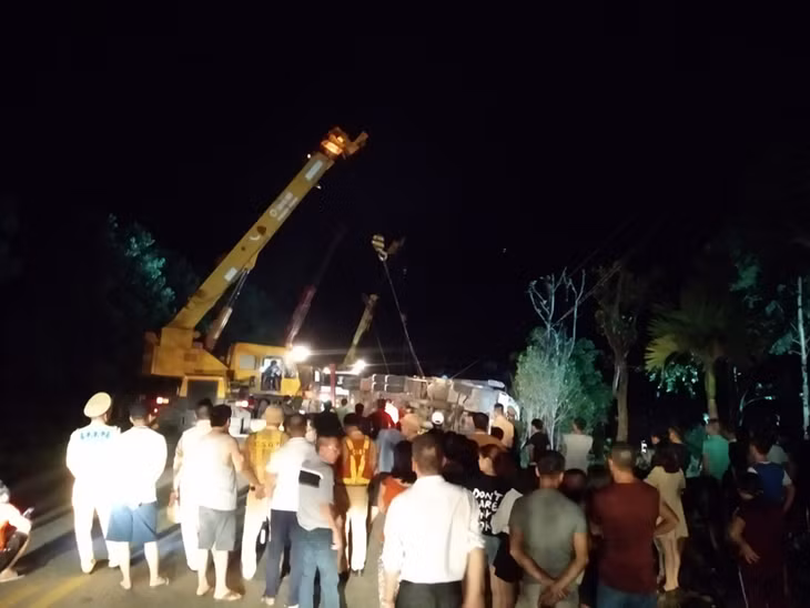 Lực lượng chức năng có mặt tại hiện trường cứu hộ và điều tra xác định nguyên nhân vụ tai nạn giao thông.