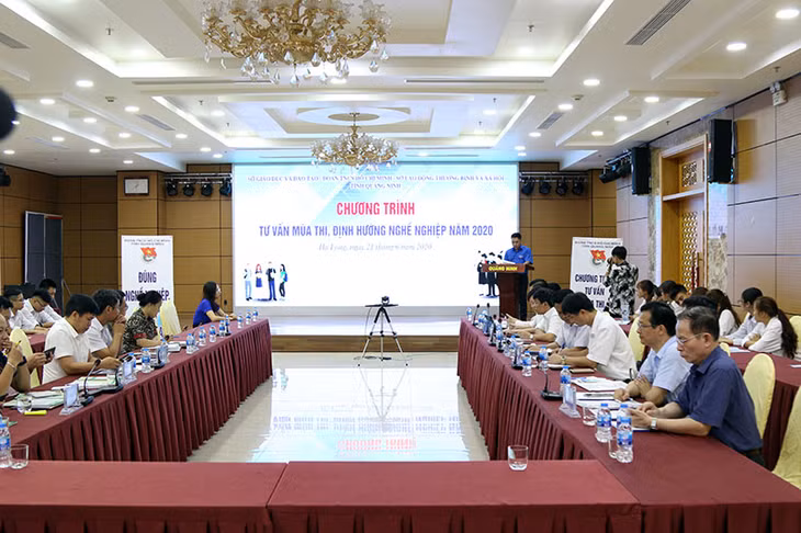 Quang cảnh chương trình tư vấn mùa thi định hướng nghề nghiệp năm 2020.